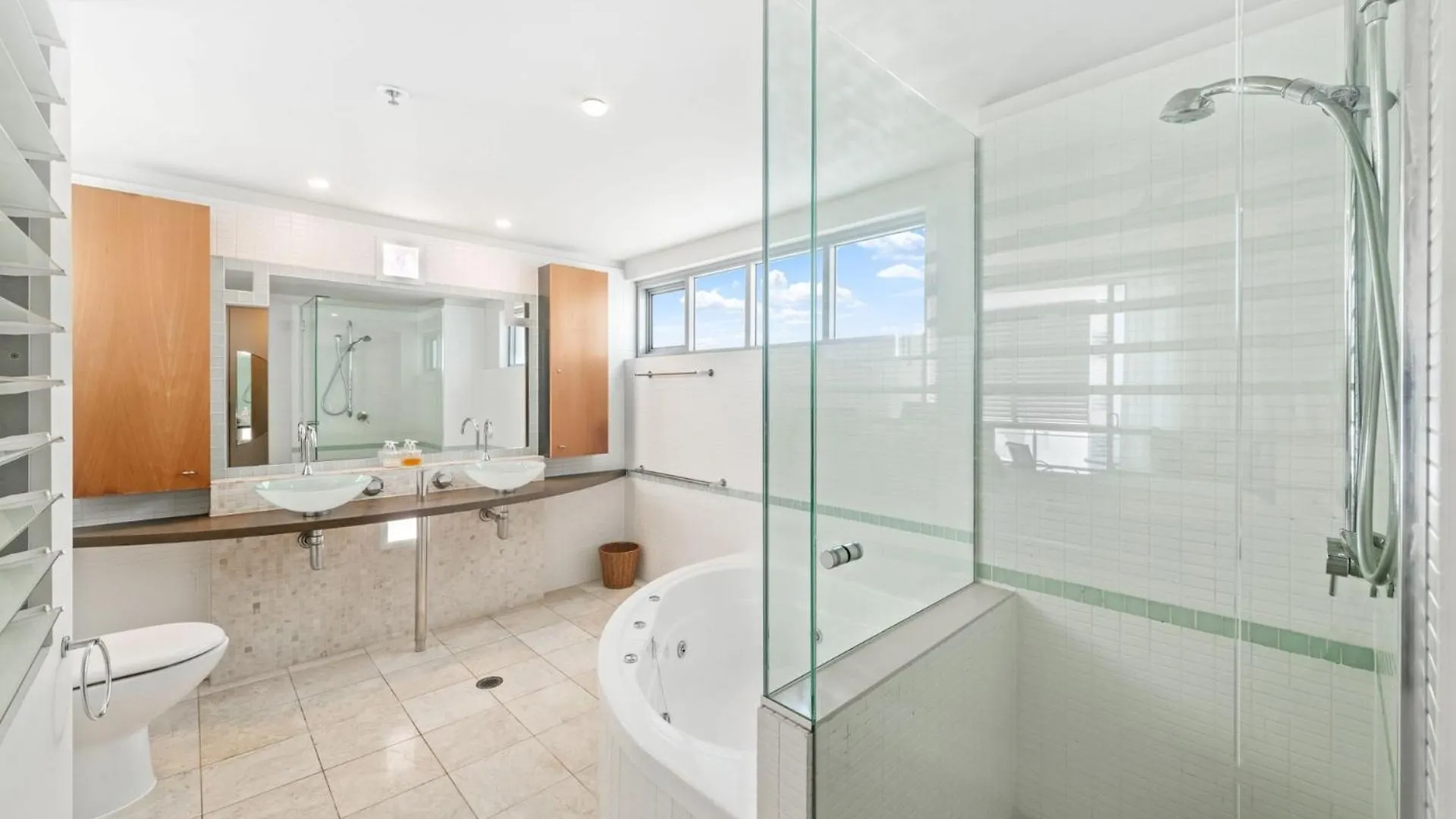 3 Bedroom Luxurious And Spacious Apartment One Street Away From Beach Mooloolaba